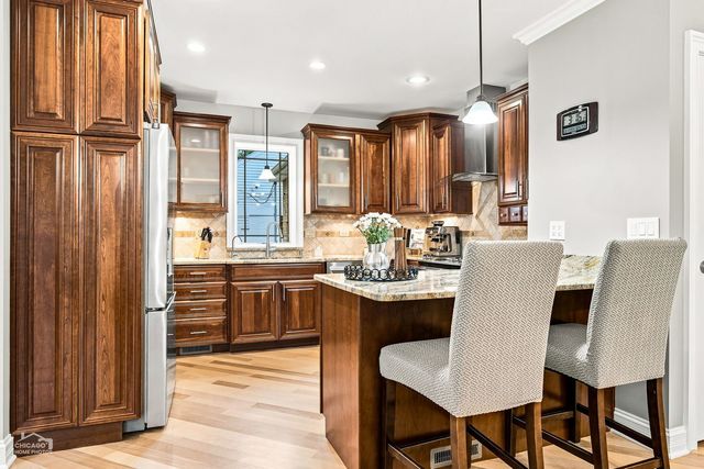 916 S I Oka Avenue, Mount Prospect, IL 60056