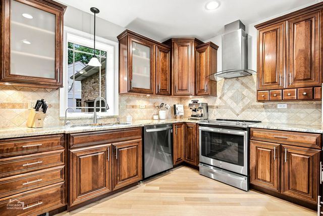 916 S I Oka Avenue, Mount Prospect, IL 60056