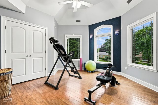 916 S I Oka Avenue, Mount Prospect, IL 60056
