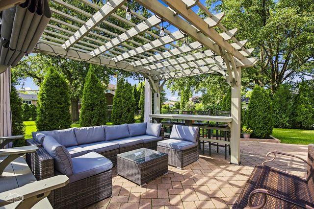 916 S I Oka Avenue, Mount Prospect, IL 60056