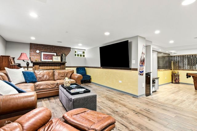916 S I Oka Avenue, Mount Prospect, IL 60056