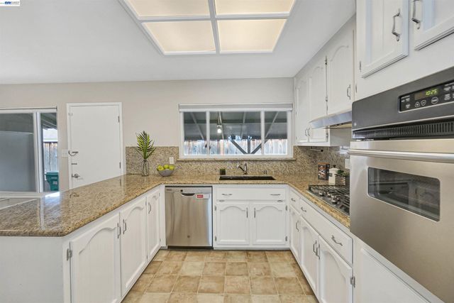 2333 Darwin St, Hayward, CA 94545