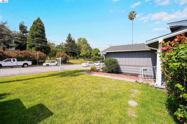2333 Darwin St, Hayward, CA 94545