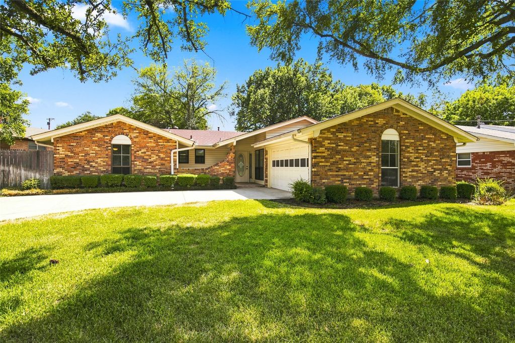 820 E Windsor Drive, Denton, TX 76209 — photo 2