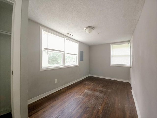 5825 Manchester Drive, Kansas City, MO 64129