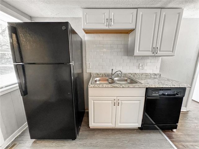 5825 Manchester Drive, Kansas City, MO 64129