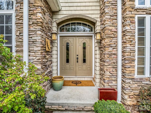 21 Kanuga Forest Drive, Hendersonville, NC 28739