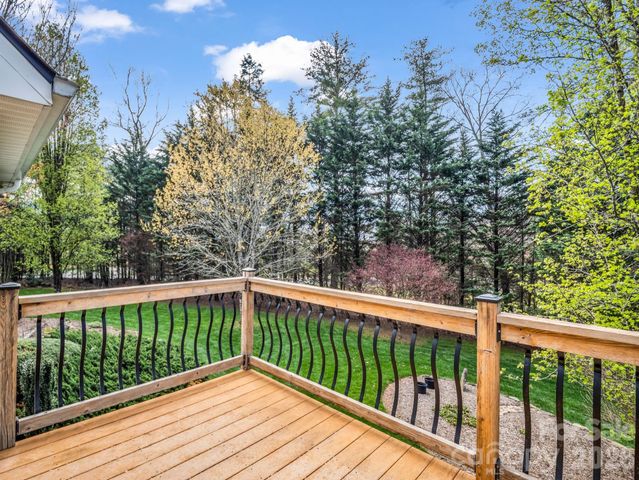 21 Kanuga Forest Drive, Hendersonville, NC 28739