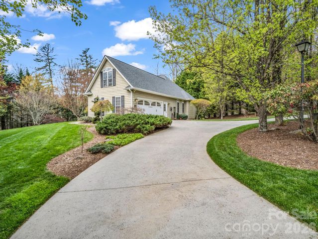 21 Kanuga Forest Drive, Hendersonville, NC 28739