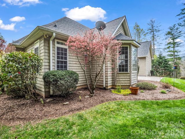 21 Kanuga Forest Drive, Hendersonville, NC 28739