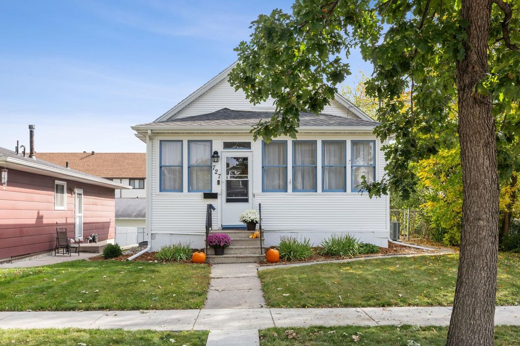 727 Oak Street N, Fargo, ND 58102
