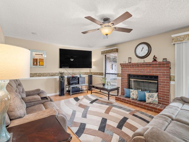 9322 N Jackson Avenue, Fresno, CA 93720