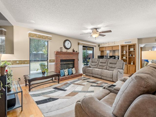 9322 N Jackson Avenue, Fresno, CA 93720