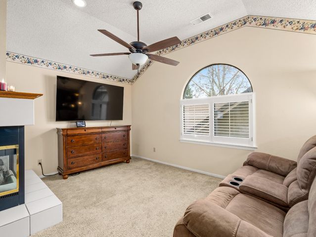 9322 N Jackson Avenue, Fresno, CA 93720