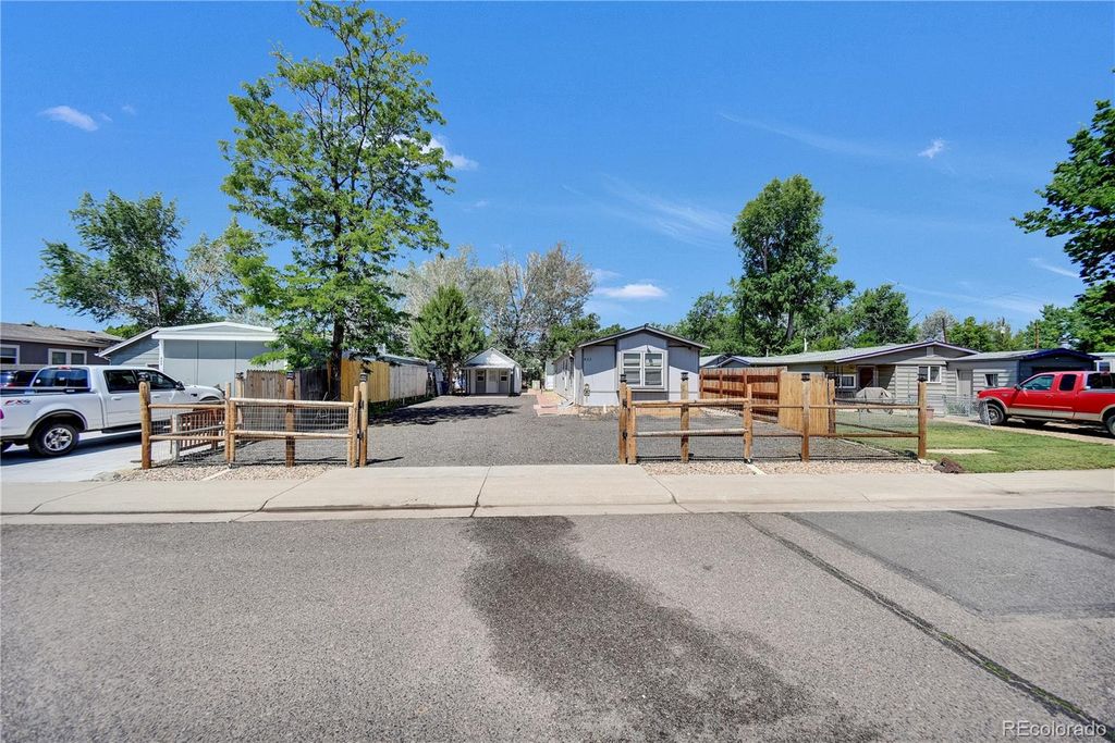 422 Willow Drive, Lochbuie, CO 80603