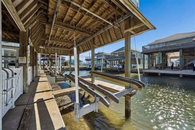 22105 Zapata Drive, Galveston, TX 77554