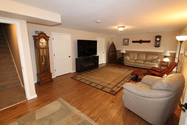 282 Settlement DRIVE, Burlington, WI 53105