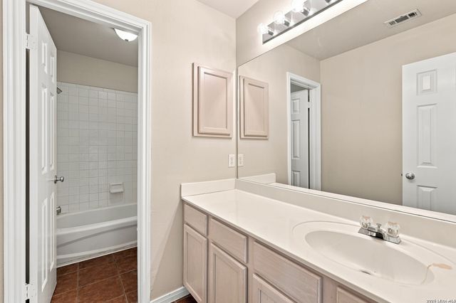 14 DUNTHORTE LN, San Antonio, TX 78250