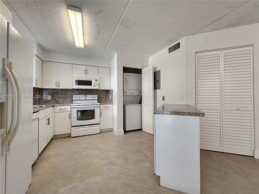 6065 NW 186th St 208, Hialeah, FL 33015