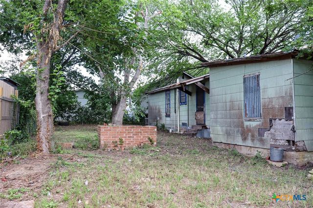 803 3rd Street, Lockhart, TX 78644