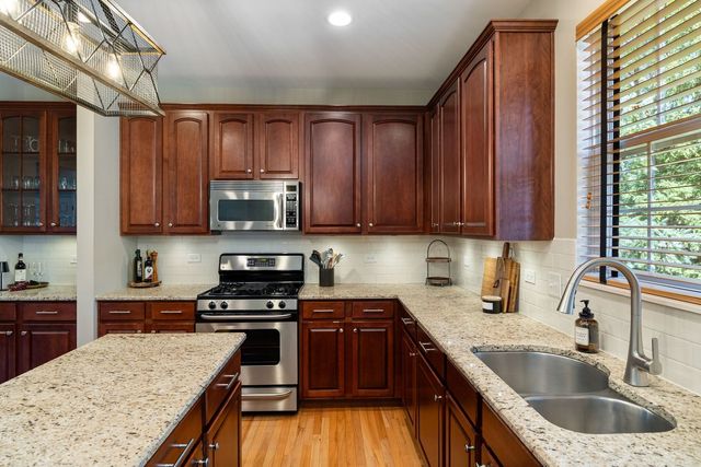 2815 Forest Creek Lane, Naperville, IL 60565