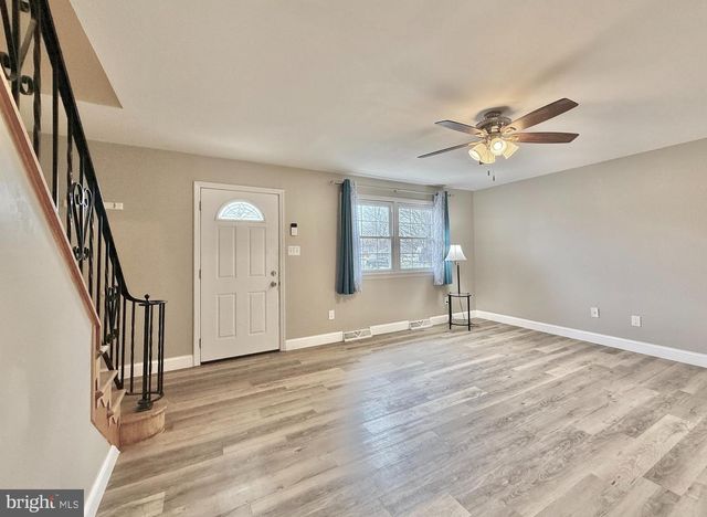 8 WOODSIDE PL, Pennsville, NJ 08070