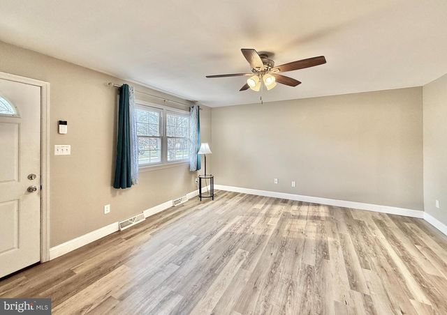 8 WOODSIDE PL, Pennsville, NJ 08070