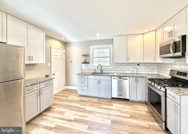 8 WOODSIDE PL, Pennsville, NJ 08070