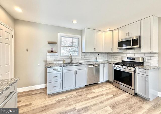 8 WOODSIDE PL, Pennsville, NJ 08070