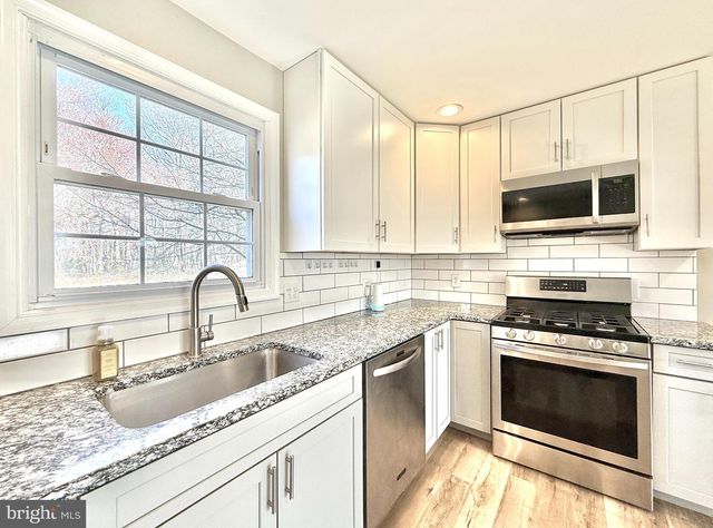 8 WOODSIDE PL, Pennsville, NJ 08070