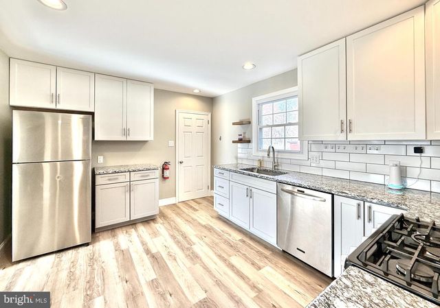 8 WOODSIDE PL, Pennsville, NJ 08070