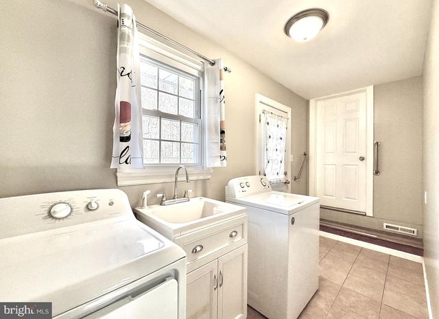 8 WOODSIDE PL, Pennsville, NJ 08070