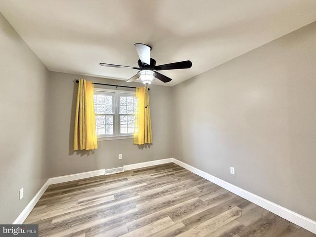 8 WOODSIDE PL, Pennsville, NJ 08070