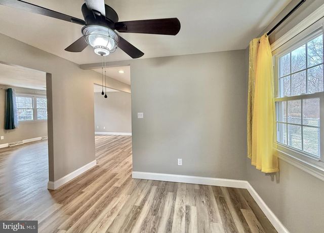 8 WOODSIDE PL, Pennsville, NJ 08070