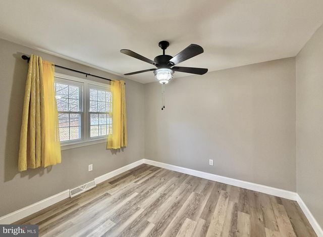 8 WOODSIDE PL, Pennsville, NJ 08070