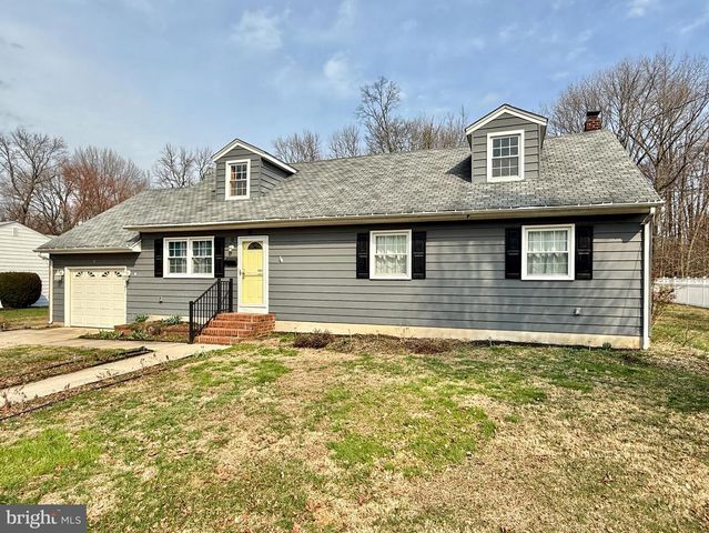 8 WOODSIDE PL, Pennsville, NJ 08070