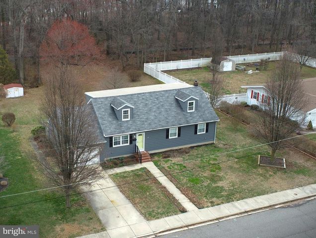 8 WOODSIDE PL, Pennsville, NJ 08070