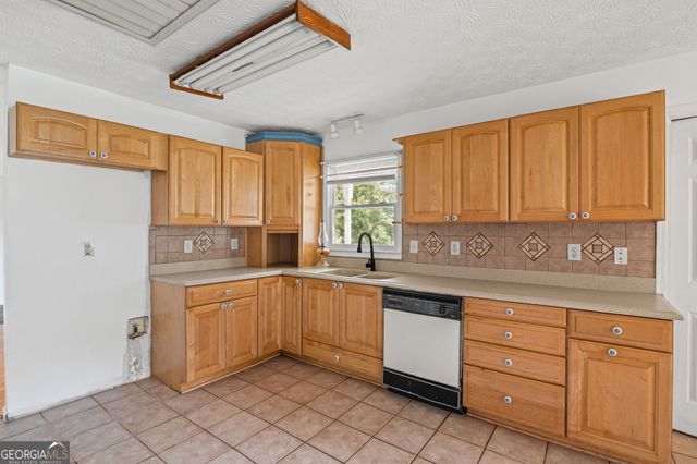 598 Beavers Road, Grantville, GA 30220