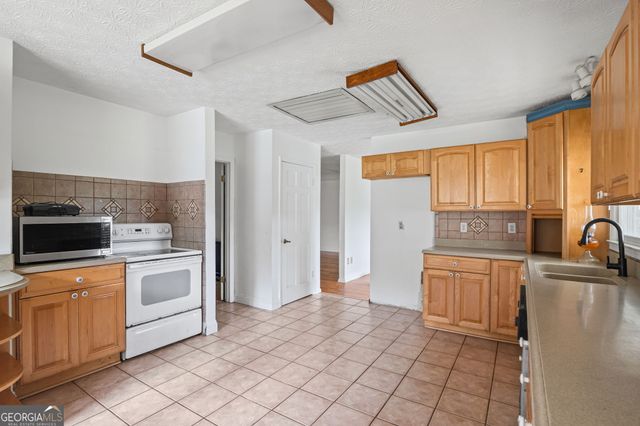 598 Beavers Road, Grantville, GA 30220