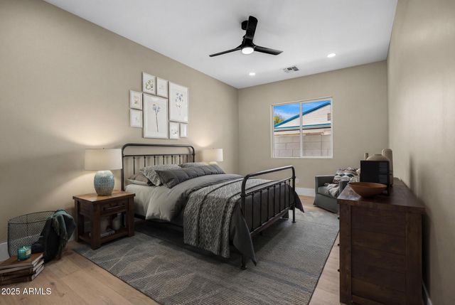 3808 E PICCADILLY Road, Phoenix, AZ 85018