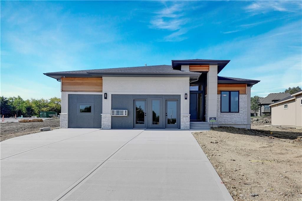 25047 W 98th Place, Lenexa, KS 66227