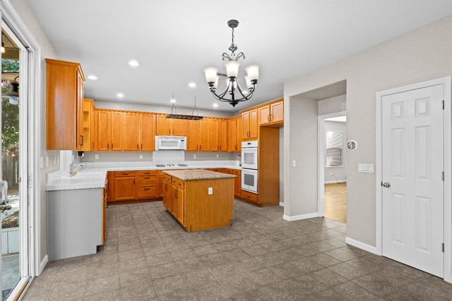 821 Hometown Way, Modesto, CA 95356