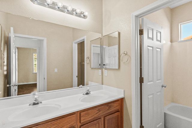 821 Hometown Way, Modesto, CA 95356