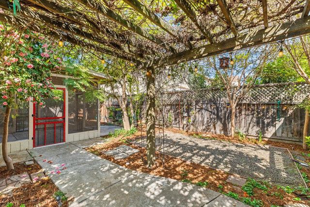 821 Hometown Way, Modesto, CA 95356