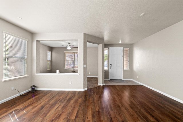 821 Hometown Way, Modesto, CA 95356