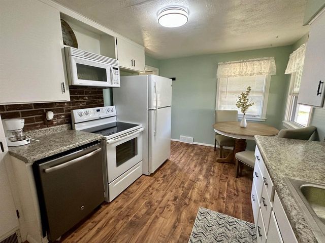 903 SMITH STREET, New London, WI 54961