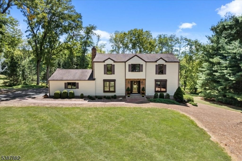 33 John Dr, Clinton Twp., NJ 08801