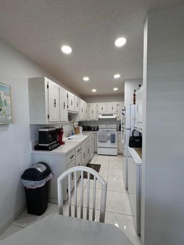 1421 NW 19th Terrace 202, Delray Beach, FL 33445