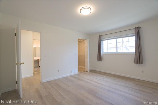 657 E Fox Hills Drive, Bloomfield Hills, MI 48304