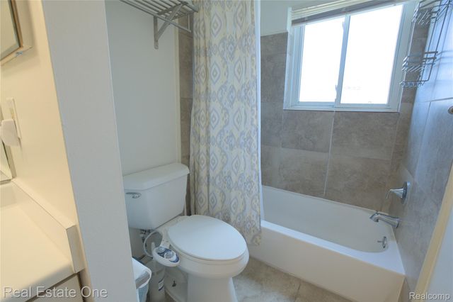 657 E Fox Hills Drive, Bloomfield Hills, MI 48304